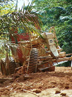 Eine gepanzerte MgM-Straßenbaumaschine